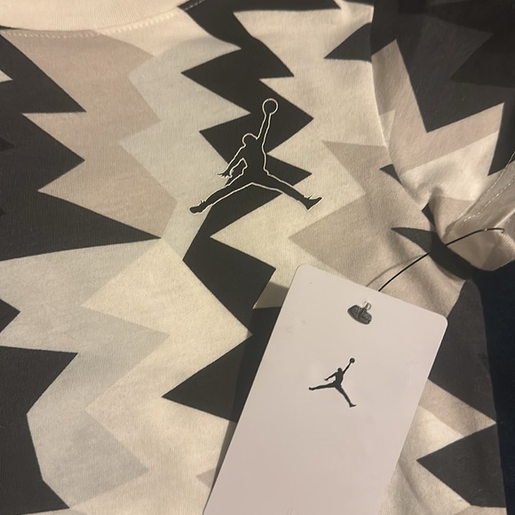 NWT Jordan
Little boys Short Sleeve MJ Flight MVP AOP T-Shirt - Picture 3 of 11